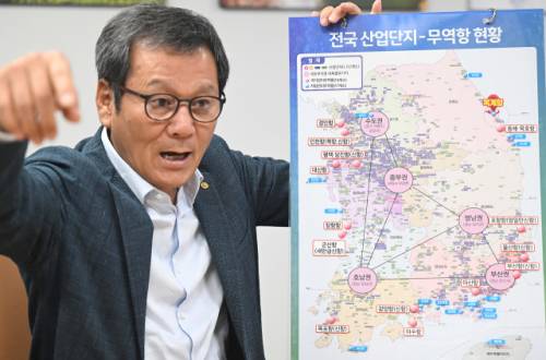 ◇김홍규 강릉시장은 취임이후 지난 3년간 옥계항에 일본과 러시아를 오가는 2개 국제 정기노선을 개설해 지금까지 2만5000여개의 컨테이너 화물을 수출입했다. 국제 무역 항만으로서 성장 가능성을 입증한 김홍규 강릉시장이 앞으로 10만톤급 8선석 규모의 옥계 신항만과 배후산단을 개발해 강릉을 5,000만 내수 시장을 넘어 환태평양 물류 경제도시로 만들겠다는 포부를 밝혔다.