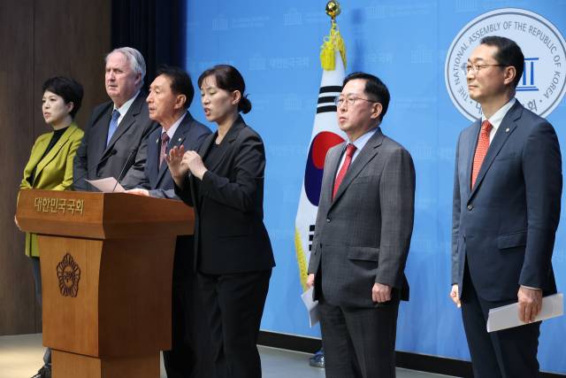 국민의힘 외교통일위원회 위원들이 23일 서울 여의도 국회 소통관에서 이재명 대통령의 나토 정상회의 불참 결정을 우려하는 성명을 발표했다. 연합뉴스