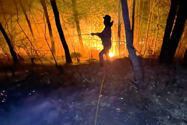 안동 리버힐CC 직원들은 25일 밤 골프장으로 번지는 산불에 직접 몸으로 뛰어들어 방어선을 구축, 인근 마을과 도청으로 번지는 것을 막아냈다. 리버힐CC 제공