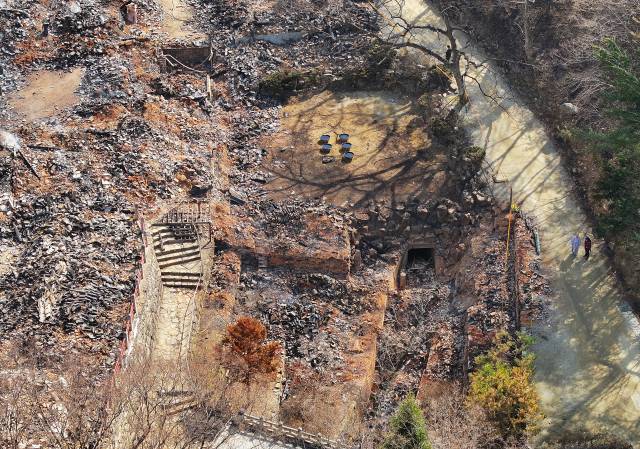 지난 29일 경북 의성군 단촌면 고운사 일부가 산불에 폐허가 돼 있다. 연합뉴스