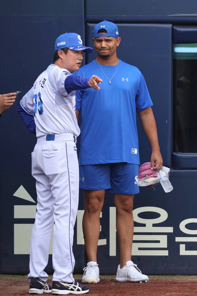 삼성 라이온즈의 새 외국인 투수 헤르손 가라비토가 박석진 투수코치와 얘기를 나누고 있다. 삼성 제공