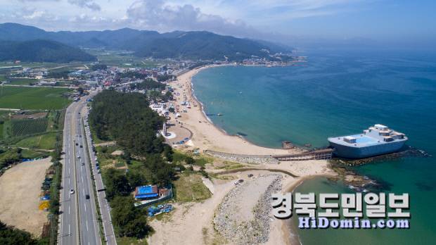 6·25전쟁 학도병들이 상륙작전을 감행했던 장사해수욕장과 하늘에서 본 장사상륙작전 전승기념관(문산호) 전경.