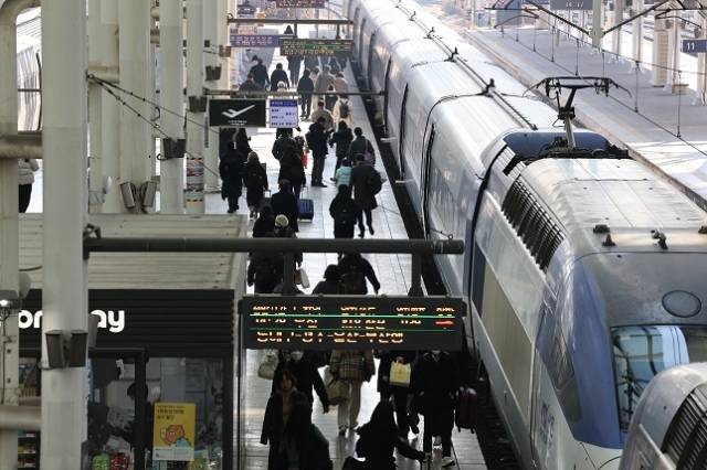부산에서 출발해 서울로 가던 KTX 열차가 광명역에서 고장을 일으켜 승객들이 후속열차로 모두 갈아타는 일이 발생했다. 사진은 서울역에서 시민들이 열차를 타고 있는 모습. 연합뉴스