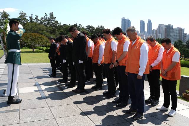 한화오션과 한화에어로스페이스 등 한화 그룹 경남 지역 사업장 소속 임직원 40명은 23일 6·25전쟁 75주년을 앞두고 세계 유일 유엔군 묘지인 부산 남구 유엔기념공원을 찾아 호국영웅들을 추모했다. 한화오션 제공