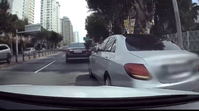 40대 남성이 지난해 9월 대구 수성구 한 도로에서 방향 지시등을 작동하고 차로 변경하는 차량을 발견, 속력을 높여 고의 충돌하고 있다. 부산경찰청 제공