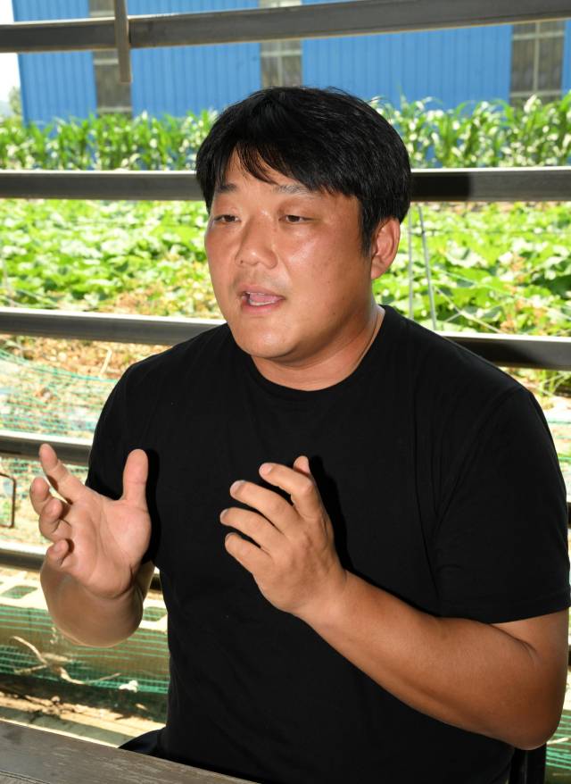 창녕군 고암면에서 한우 농장을 운영 중인 손영철씨./성승건 기자/