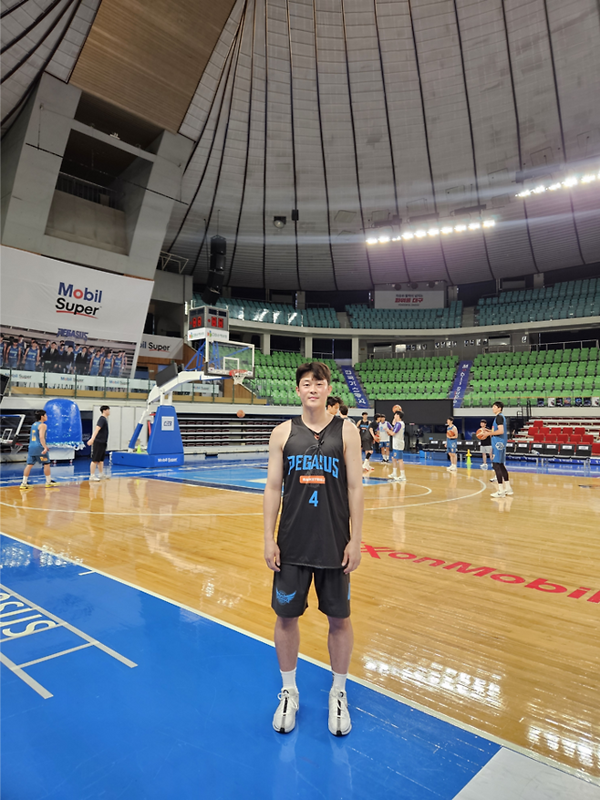지난 23일 대구체육관에서 대구 한국가스공사 페가수스 유니폼을 입게 된 최창진. 정지윤기자 yooni@yeongnam.com