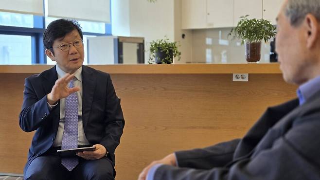 김수종 전 한국일보 주필과 이병선 제주창조경제혁신센터 대표이사 ⓒ제주의소리