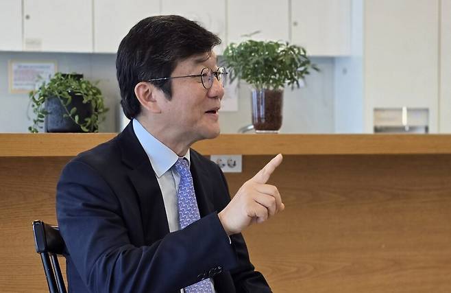 이병선 제주창조경제혁신센터 대표이사는&nbsp;국제e모빌리티엑스포 공동조직위원장을 맡고 있기도 하다.&nbsp;&nbsp;창경센터의 유망한 스타트업 중에서 e모빌리티 관련 기업들의 성장과 엑스포를 연결하는 역할을 하고 싶다고 강조했다. ⓒ제주의소리