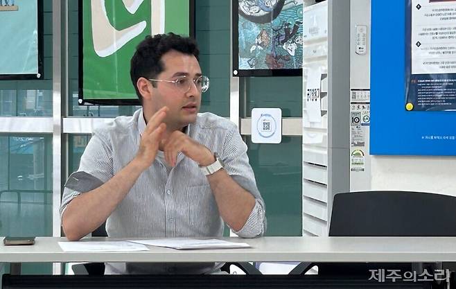 나오미센터 라연우 활동가가&nbsp;'제주 이주민, 난민 현황 현실'을 주제로 이야기 하고 있다.&nbsp;ⓒ제주의소리