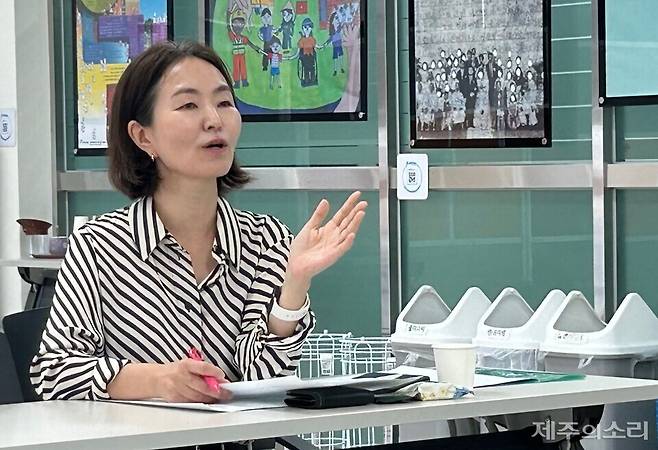 위프렌즈 의료공제회 김정우 활동가가 '이주민의 건강과 병원 이용'을 주제 발표하고 있다. ⓒ제주의소리