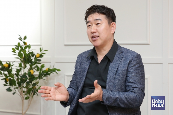 두상 교정 헬멧의 첫 국산화를 이뤄낸 김진영 (주)지오크리에이티브 대표는 "두상 교정 헬멧 시장에 대한 정부와 사회의 관심이 부족한 가운데, 두상 변형으로 고통을 받고 있는 아이 부모들을 속여서 제품을 판매하는 일들이 벌어지고 있다"면서 "정부 당국의 철저한 조사가 필요하다"고 강조했다. 이효상 기자 ⓒ베이비뉴스