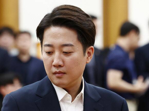 이준석 개혁신당 대통령 후보가 3일 서울 여의도 국회 의원회관에 마련된 21대 대통령 선거 개표상황실에서 입장을 밝히기 위해 들어서고 있다. (사진=뉴스1)