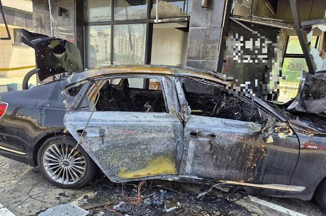 지난 23일 충남 당진시 통정리의 한 건물을 들이받고 전소한 K9승용차. (사진=뉴스1)