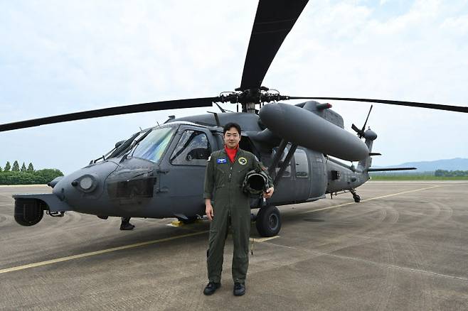 밀리터리 시리즈 때 시구를 던지는 곽명석 소령. 사진=롯데자이언츠