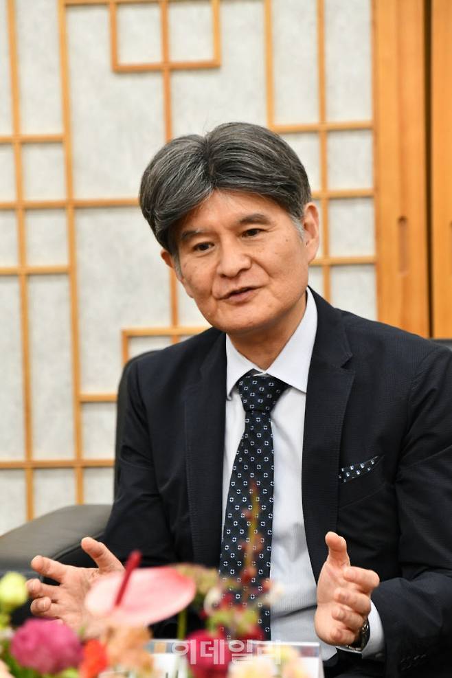 일본 고토쿠인 사토 다카오 주지가 24일 서울 종로구 국립고궁박물관에서 ‘관월당’ 일본 귀환과 관련한 인터뷰를 하고 있다. (사진=국가유산청)