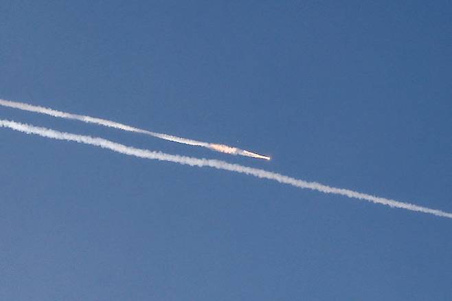 24일 이스라엘 해안 도시 네타냐 상공을 날아가고 있는 미사일. (사진=AFP)