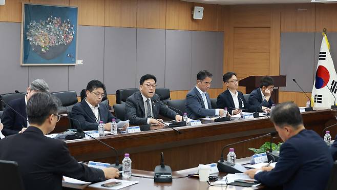 김병환 금융위원장(오른쪽에서 4번째)이 23일 정부서울청사에서 ‘유관기관 증시상황 긴급 점검회의’를 개최했다,(사진=금융위원회)