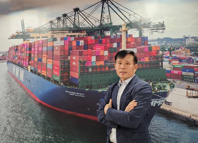 김기태 HMM 동남아권역장이 지난 17일 HMM 싱가포르 동남아권역본부에서 인터뷰를 하기 전 기념촬영하고 있다.(사진=김은경 기자)