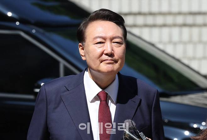 윤석열 전 대통령이 지난 23일 서울 서초구 서울중앙지방법원에서 열린 내란 우두머리 혐의·직권남용 권리행사 방해 혐의 사건 8차 공판에 출석하고 있다. (사진=공동취재단)