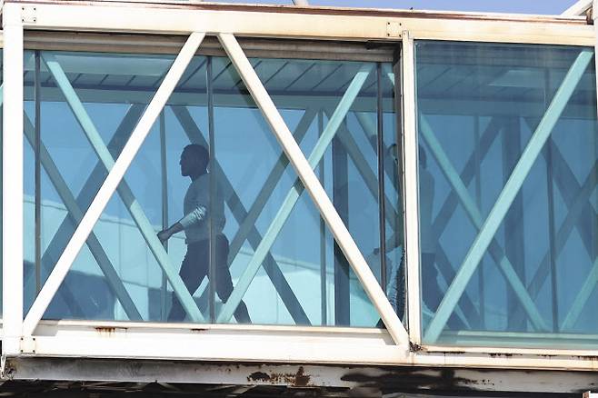 17일(현지시간) 베네수엘라 마이케티아 국제공항에 도착한 미국에서 송환된 베네수엘라 이민자들.(사진=AFP)