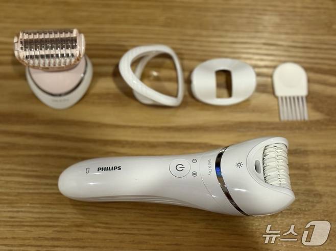 필립스 '샤티넬 어드밴스' 모근제거기 본체와 상황별로 이용할 수 있는 헤드 캡들. ⓒ 뉴스1 김형준 기자