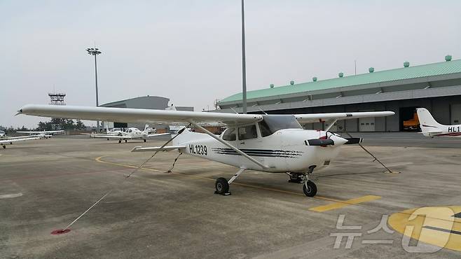 무안국제공항에서 비행훈련하는 교육용 소형 경비행기./뉴스1