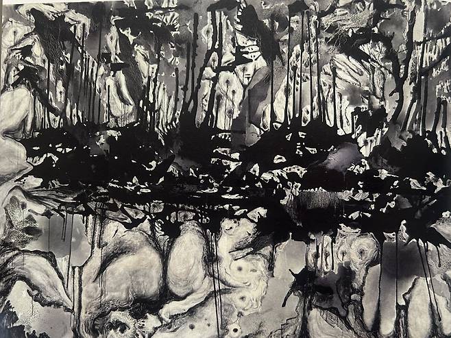 좌혜선, 흐르고 넘치는 것 #2, 2022, 한지에 목탄, 분채, 채색, 380x520cm. (아트스페이스3 제공)