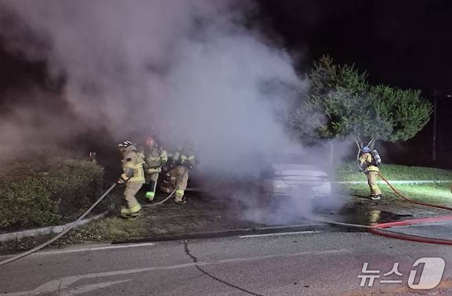 23일 오후 9시48분쯤 칠곡군 기산면 행정리 한 도롯가에 정차 중인 승용차에서 원인을 알 수 없는 불이 났다.(경북소방본부 제공. 재판매 및 DB 금지)2025.6.24/뉴스1