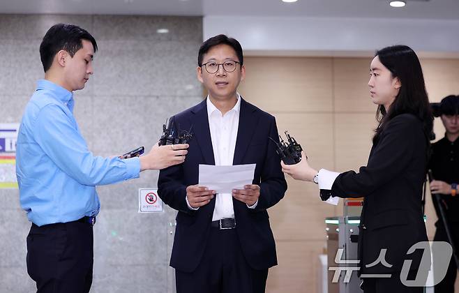 배경훈 과학기술정보통신부 장관 후보자가 24일 오전 서울 종로구 광화문우체국에 마련된 인사청문회 준비 사무실로 첫 출근을 하며 소감을 밝히고 있다. 2025.6.24/뉴스1 ⓒ News1 박지혜 기자