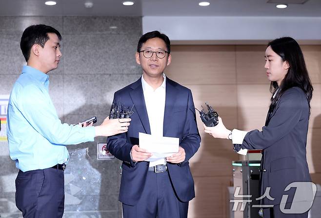 배경훈 과학기술정보통신부 장관 후보자가 24일 오전 서울 종로구 광화문우체국에 마련된 인사청문회 준비 사무실로 첫 출근을 하며 소감을 밟히고 있다. 2025.6.24/뉴스1 ⓒ News1 박지혜 기자