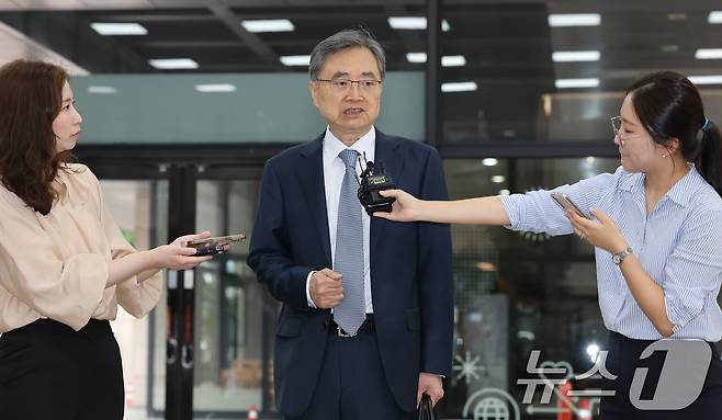 조현 외교부 장관 후보자가 24일 오전 서울 종로구 대우빌딩에 마련된 인사청문회 준비 사무실로 출근하며 취재진의 질문에 답하고 있다. 2025.6.24/뉴스1 ⓒ News1 임세영 기자