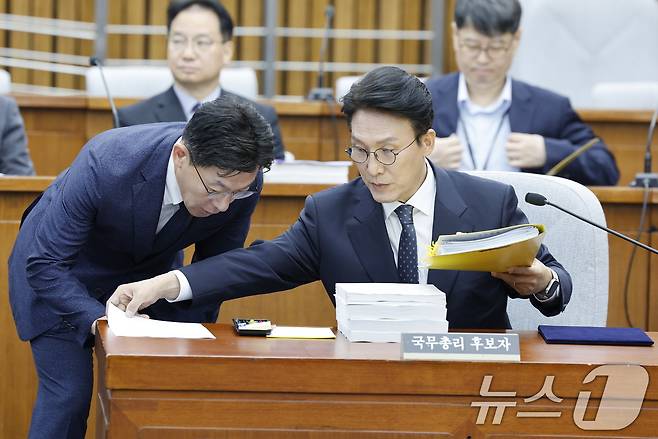 김민석 국무총리 후보자가 24일 오전 서울 여의도 국회에서 열린 인사청문회에 출석해 청문회 준비를 하고 있다. 2025.6.24/뉴스1 ⓒ News1 안은나 기자