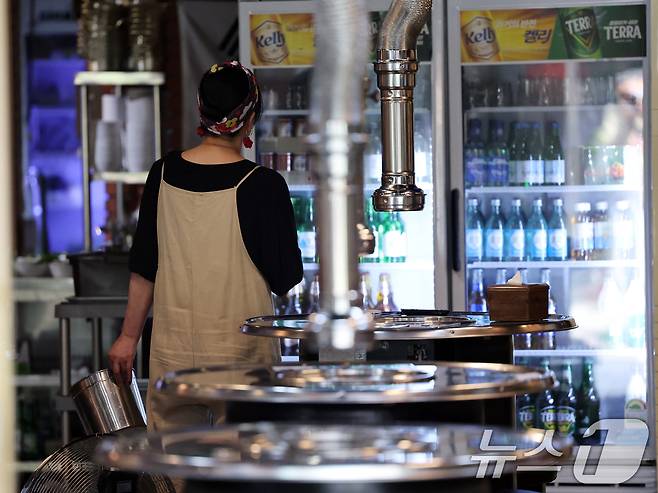 높아지는 물가와 인건비 부담으로 소상공인의 어려움이 깊어지고 있는 9일 서울 중구 명동거리의 한 식당에서 점포 관계자가 영업준비를 하고 있다. 2025.6.9/뉴스1 ⓒ News1 황기선 기자