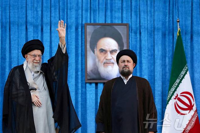 이란 테헤란 남부에 있는 호메이니의 사원에서 이란의 이슬람 혁명 지도자 아야톨라 루홀라 호메이니 사망 36주기를 맞아 호메이니의 손자 하산 호메이니(오른쪽)가 이란의 최고 지도자 아야톨라 알리 하메네이 옆에서 참배하고 있다.2025.6.4ⓒ 로이터=뉴스1