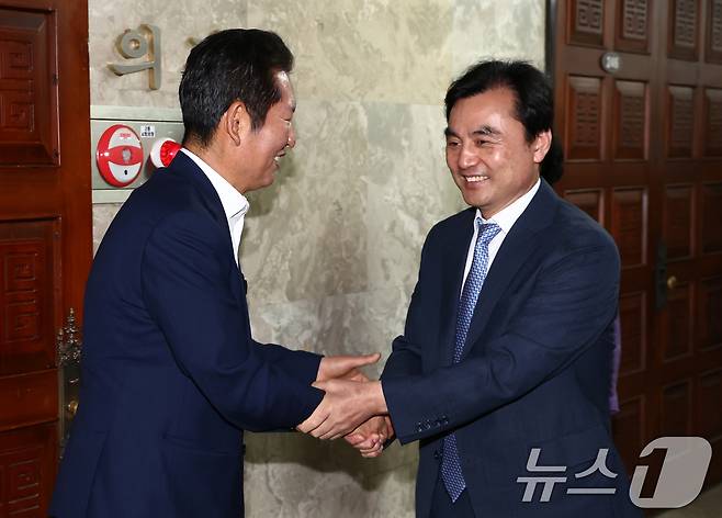 안규백 국방부 장관 후보자가 24일 서울 여의도 국회에서 열린 의원총회에 참석하며 정청래 당대표 후보자와 인사하고 있다. 2025.6.24/뉴스1 ⓒ News1 김민지 기자