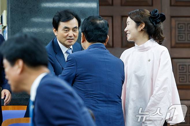 안규백 국방부 장관 후보자(왼쪽)와 강선우 여성가족부 장관 후보자가 24일 오후 서울 여의도 국회에서 열린 더불어민주당 의원총회에 참석해 동료 의원들과 악수하고 있다. 2025.6.24/뉴스1 ⓒ News1 안은나 기자