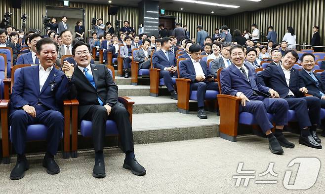 더불어민주당 당대표 출마를 선언한 정청래(왼쪽부터), 박찬대 의원이 24일 서울 여의도 국회에서 열린 의원총회에 참석, 취재진을 향해 손을 들어보이고 있다. 오른쪽 세번째는 김병기 대표 직무대행 겸 원내대표. 2025.6.24/뉴스1 ⓒ News1 김민지 기자