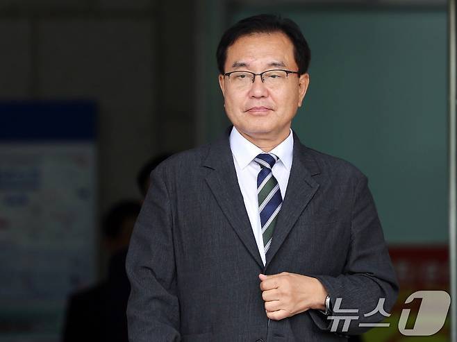 순직 해병 수사 방해 의혹 사건을 수사하는 이명현 특별검사가 24일 오후 경기도 정부과천청사 내 고위공직자범죄수사처에서 오동운 공수처장 면담을 마치고 발걸음을 옮기고 있다. 2025.6.24/뉴스1 ⓒ News1 황기선 기자