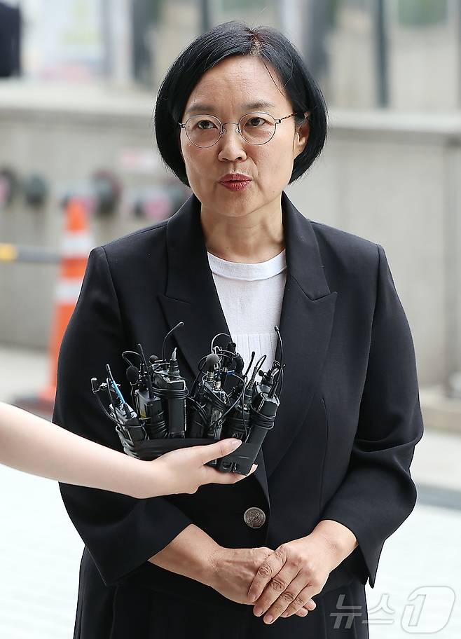 한성숙 중소벤처기업부 장관 후보자가 24일 오후 서울 영등포구 중소기업기술정보진흥원 수도권평가실 내 인사청문회 준비 사무실로 출근하며 취재진 질문에 답하고 있다. 2025.6.24/뉴스1 ⓒ News1 김진환 기자