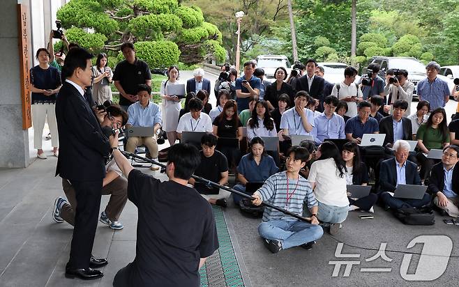 정동영 통일부 장관 후보자가 24일 오후 서울 종로구 남북관계관리단에 마련된 인사청문회 준비 사무실에 도착해 취재진 질문에 답하고 있다. 2025.6.24/뉴스1 ⓒ News1 박지혜 기자