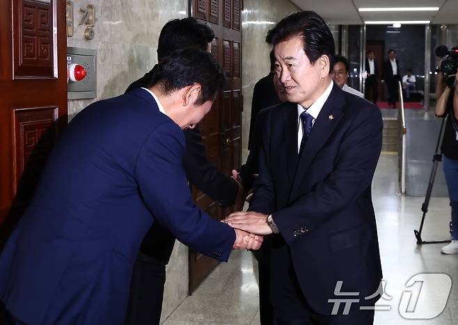 정동영 통일부 장관 후보자가 24일 서울 여의도 국회에서 열린 더불어민주당 의원총회에 참석하며 정청래 당대표 후보자와 인사하고 있다. 2025.6.24/뉴스1 ⓒ News1 김민지 기자