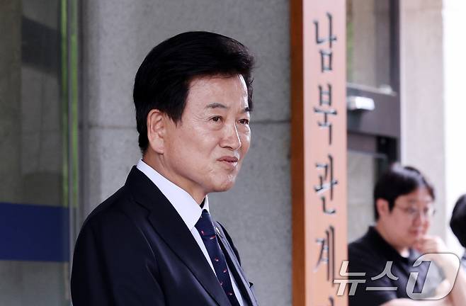 정동영 통일부 장관 후보자가 24일 오후 서울 종로구 남북관계관리단에 마련된 인사청문회 준비 사무실에 도착해 취재진 질문에 답하고 있다. 2025.6.24/뉴스1 ⓒ News1 박지혜 기자