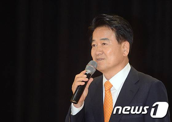 정동영 국민의당 의원이 24일 오후 대전 한남대학교 56주년기념관 서의필홀에서 ‘통일을 위한 북한문화의 이해’라는 주제로 특별 공개 강연을 하고 있다. 2016.5.24/뉴스1 ⓒ News1 주기철 기자