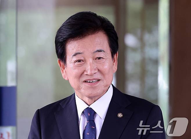 정동영 통일부 장관 후보자가 24일 오후 서울 종로구 남북관계관리단에 마련된 인사청문회 준비 사무실에 도착해 취재진 질문에 답하고 있다. 2025.6.24/뉴스1 ⓒ News1 박지혜 기자