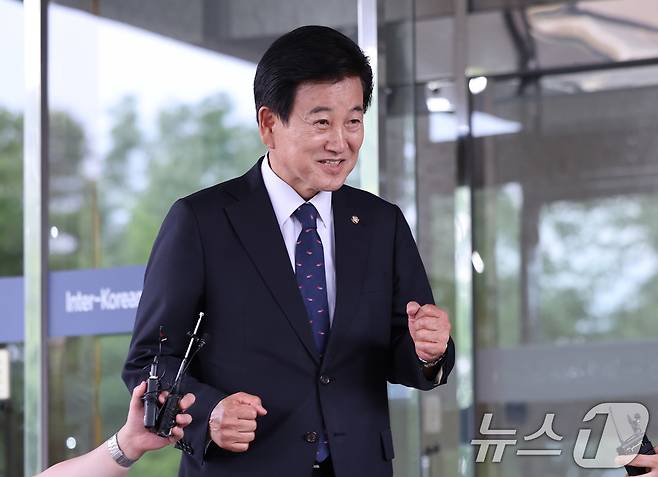 정동영 통일부 장관 후보자가 24일 오후 서울 종로구 남북관계관리단에 마련된 인사청문회 준비 사무실로 출근하며 취재진과 대화를 나누고 있다. 2025.6.24/뉴스1 ⓒ News1 박지혜 기자