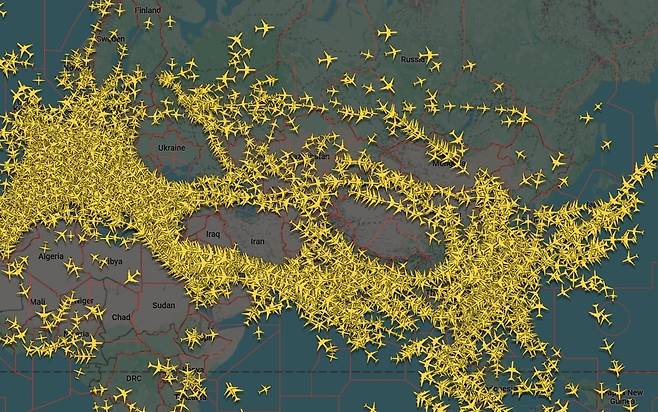 플라이트레더24가 18일 공개한 하늘길 모습. 우크라이나, 이스라엘-이란, 티베트 고원 일대는 비행기가 다니지 않아 구멍이 뚫린 것 같은 모습이다. 2025.06.24.