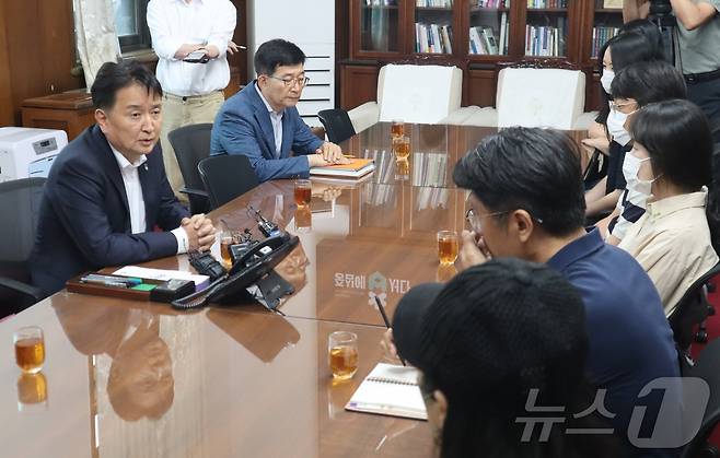 충북 청주 오송 지하차도 참사 유족들이 24일 참사 2주기를 앞두고 김영환 충북지사와 면담을 하고 있다. 2025.6.24/뉴스1 ⓒ News1 박건영 기자
