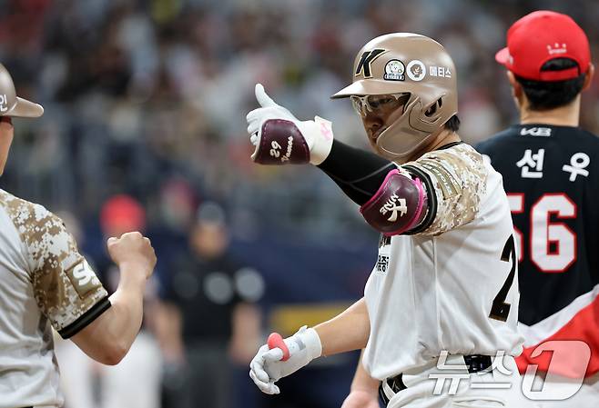 24일 오후 서울 구로구 고척스카이돔에서 열린 프로야구 '2025 신한 SOL뱅크 KBO 리그' KIA와 키움의 경기, 8회말 키움 공격 1사 주자 1루 상황 임지열이 안타를 치고 기뻐하고 있다. 2025.6.24/뉴스1 ⓒ News1 이승배 기자