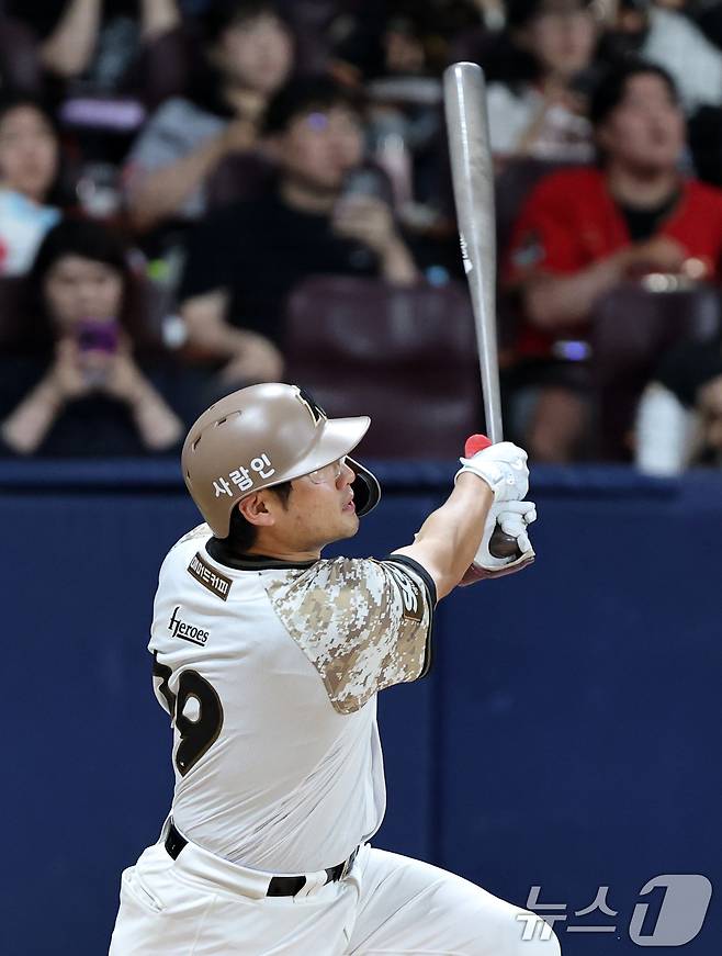 24일 오후 서울 구로구 고척스카이돔에서 열린 프로야구 '2025 신한 SOL뱅크 KBO 리그' KIA와 키움의 경기, 6회말 1사 주자 1,2루 임지열이 3점 홈런을 치고 있다. 2025.6.24/뉴스1 ⓒ News1 이승배 기자